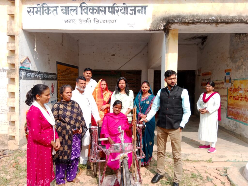बिशुनपुरा (गढवा)- बिशुनपुरा सीओ निधि रजवार के पहल पर आवेदन के 24 घंटे के अंदर विकलांग को मिला ट्राईसाईकिल