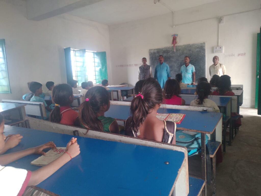 नव प्राथमिक विद्यालय टांड पर अमहर का औचक निरीक्षण करने पहुंचे 20 सूत्री अध्यक्ष, ग्रामीण रहे मौजूद