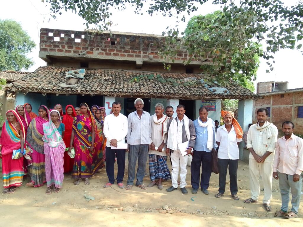 पर्ची निकालने के बाद भी एक माह का नहीं मिला राशन कार्ड धारियों मे है आक्रोश