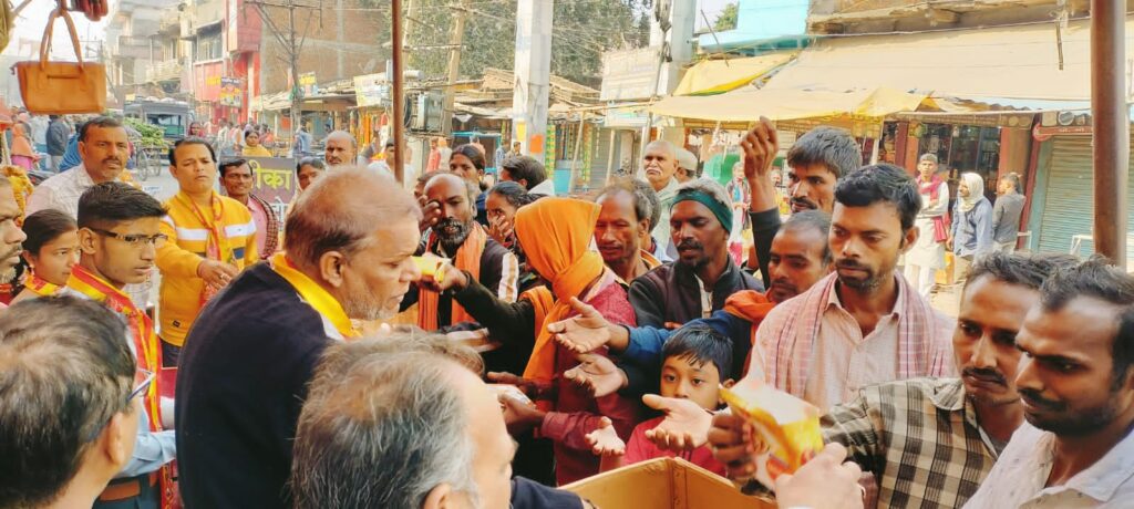 अग्रवाल समाज के तरफ से गरीब लोगों के बीच खाना पैकेट का किया गया वितरण।