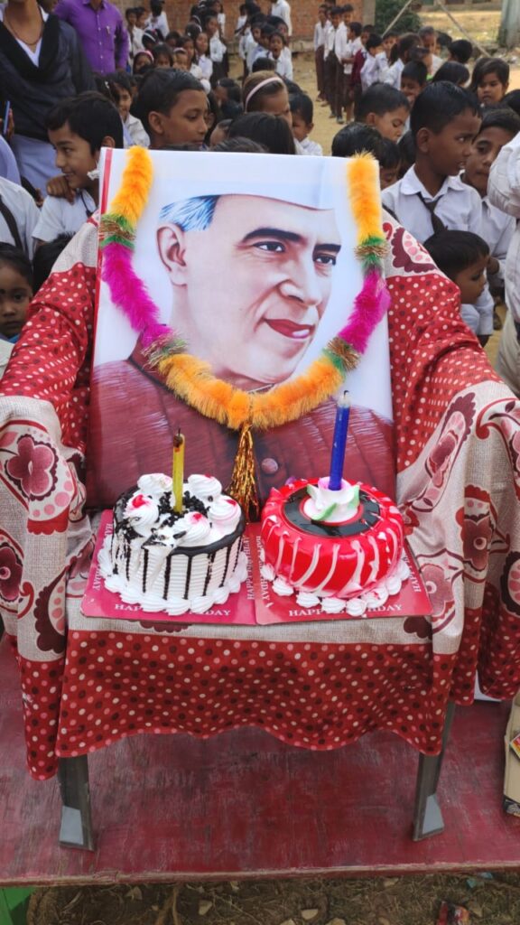 आर. बी.पब्लिक स्कूल के प्रागंण में मनाया गया पंडित जवाहर लाल नेहरू का जन्म दिन*