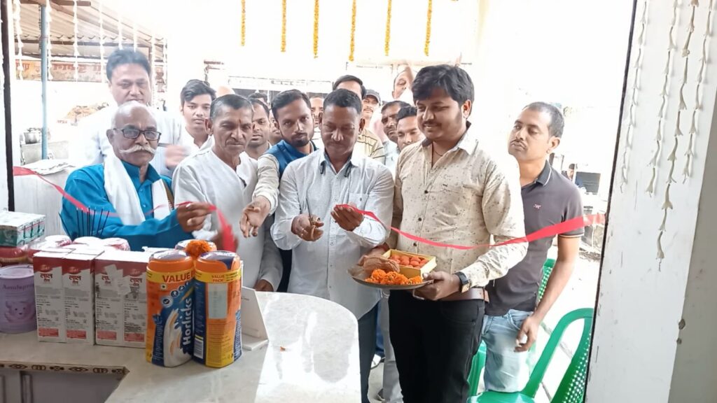 बिशुनपुरा थाना प्रभारी बुधराम सामद ने बिशुनपुरा मेन बाजार स्थित चक- चक मोड, बस स्टैंड के पास जसवाल मेडिकल एजेंसी का किया उद्घाटन