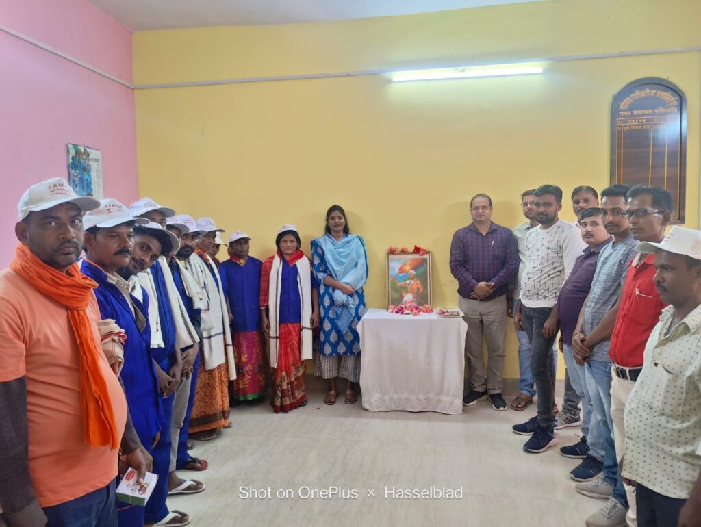 कार्यपालक पदाधिकारी ने बिरसा मुंडा के तस्वीर पर किया पुष्पांजलि अर्पित।