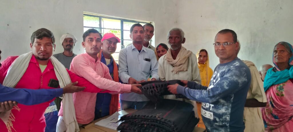 मुखिया ने गरीब असहाय लोगों के बीच किया कंबल का वितरण।