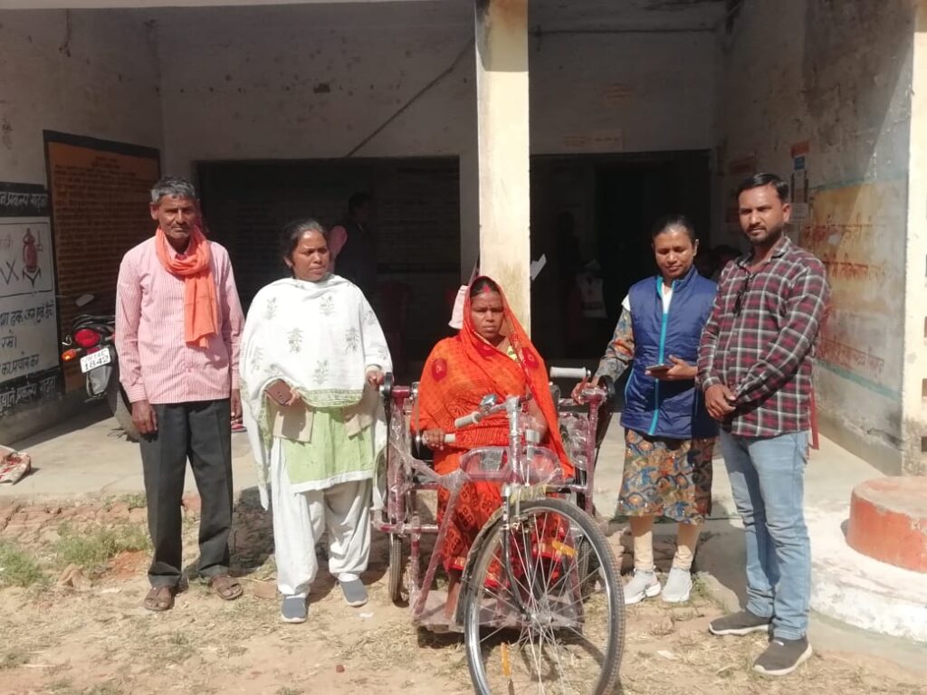विकलांग महिला को विधायक प्रतिनिधि के प्रयास से मिला ट्राईसाइकिल