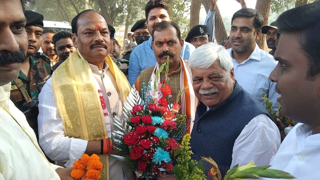 पूर्व मुख्यमंत्री रघुवर दास पहुंचे पलामू, हुआ जोरदार स्वागत