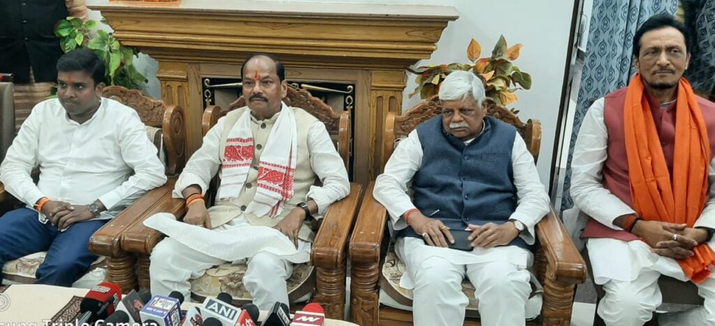 एक तो चोरी ऊपर से सीना जोरी वाली कहावत को चरितार्थ कर रही है हेमंत सरकार : रघुवर दास