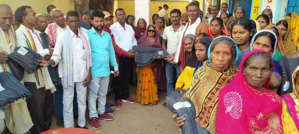 मुखिया प्रमोद राम ने जरूरतमंदों के बीच कंबल तथा सरसों का बीज का किया वितरण
