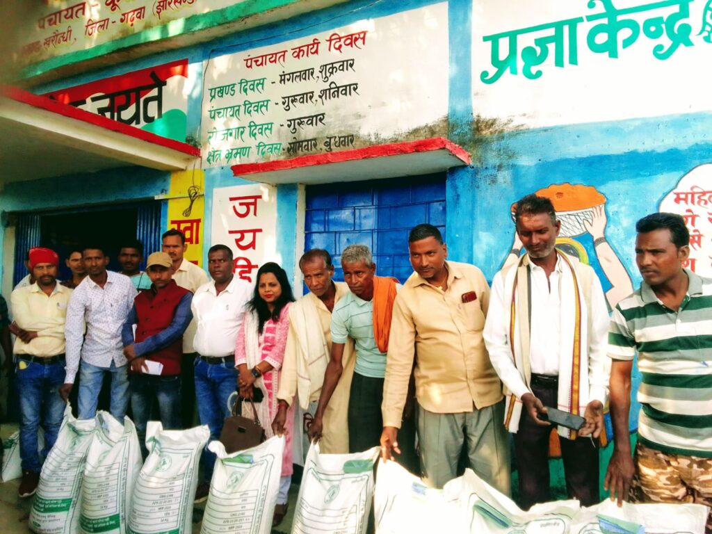 प्रमुख आभा रानी तथा मुखिया प्रमोद राम ने पंचायत सचिवालय में 62 लोगो के बीच चाना का बीज का किया वितरण