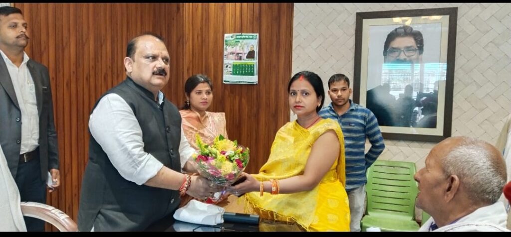 मुखिया अनीता देवी ने पेयजल एवं स्वच्छता मंत्री मिथलेश ठाकुर को आवेदन देकर पुल निर्माण की किया मांग।