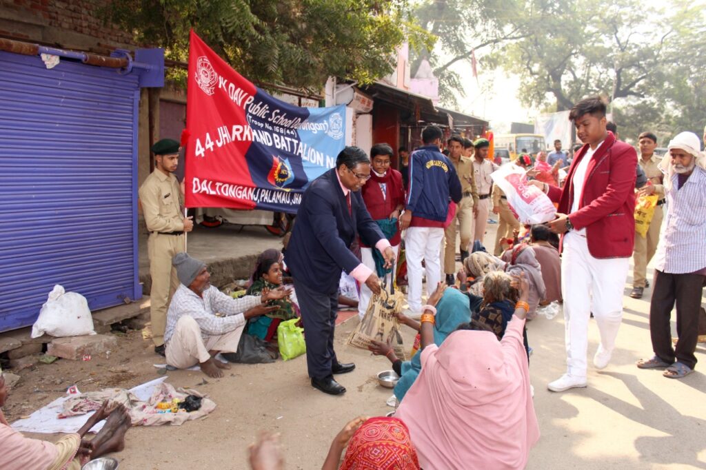 एम.के.डी.ए.वी के छात्रों ने निभाई सामाजिक जिम्मेदारी,गरीबों के बीच बांटे गर्म कपड़े।