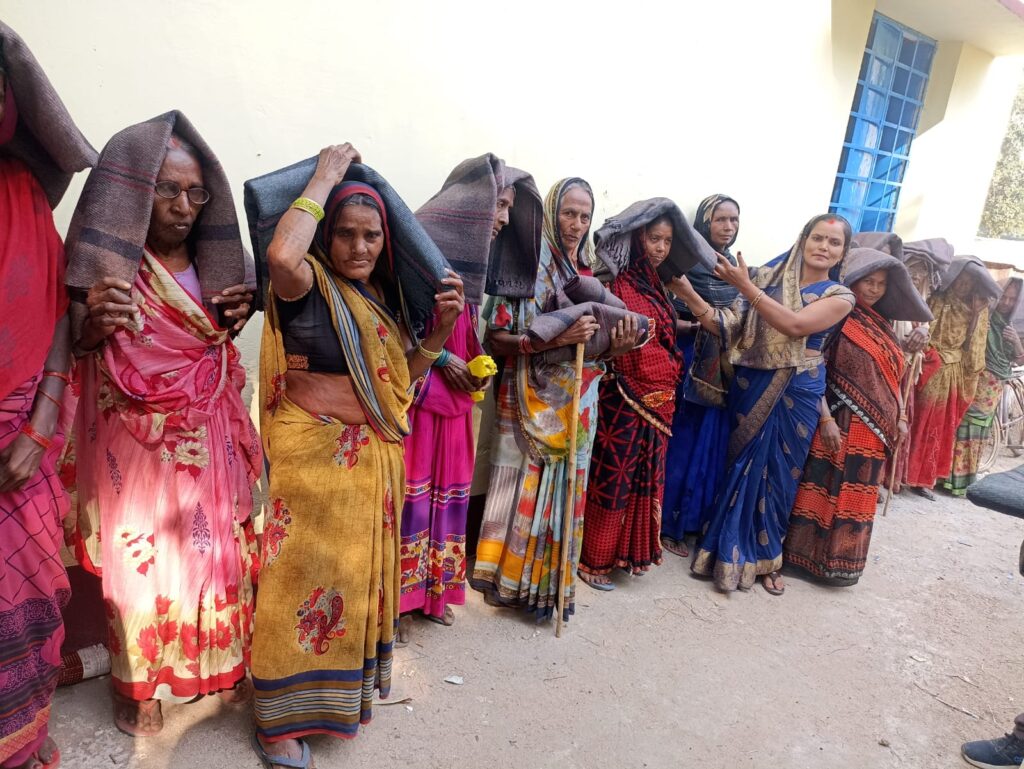 मुखिया प्रमिला देवी ने ग्रामीणों के बीच किया कंबल वितरण