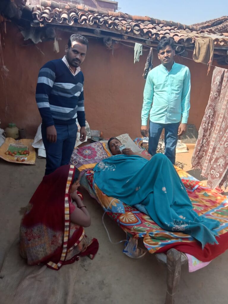 लकवा से पीड़ित गटियारवा निवासी मनोज मेहता को मनरेगा मजदूर विकास संगठन के द्वारा 5000₹ का किया गया सहयोग