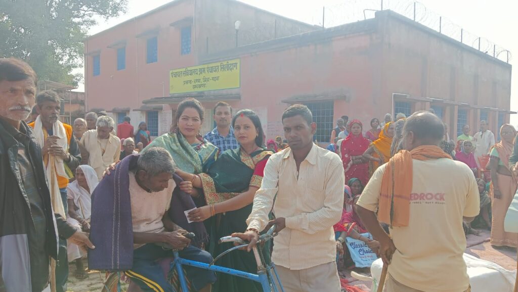 जिला परिषद् अध्यक्ष और सिलीदाग मुखिया ने किया कंबल वितरण।