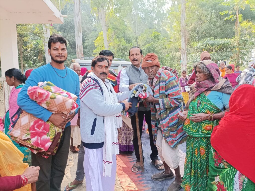श्री सर्वेश्वरी समूह आश्रम के द्वारा किया गया, नि:शुल्क कंबल का वितरण 