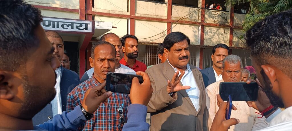 श्री कृष्ण गोशाला समिति के सदस्यों ने उपायुक्त से मुलाकात कर एक मांग पत्र सौंपा।