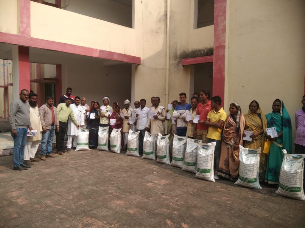 बिशुनपुरा पिपरी पंचायत भवन में कृषिको के बीच किया गया चना बीज का वितरण