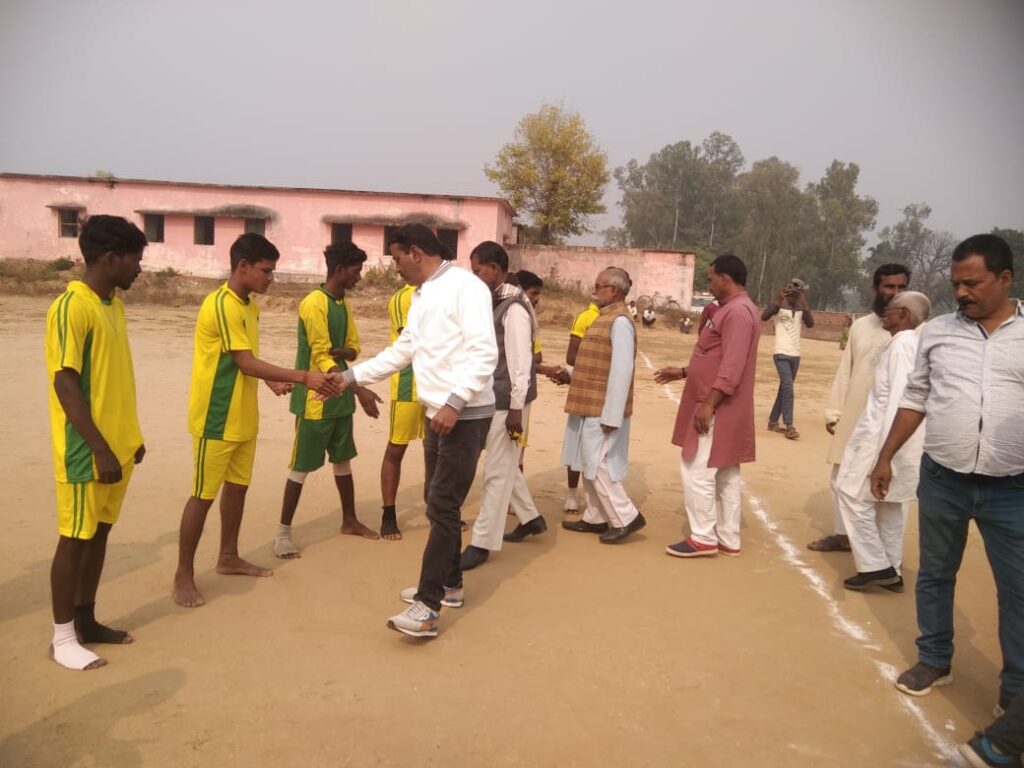 आर आर पी डी हाई स्कूल के मैदान में मुख्यमंत्री आमंत्रण फुटबॉल मैच प्रतियोगिता का किया गया आयोजन