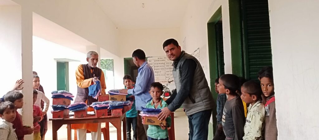 नव प्राथमिक विद्यालय अंबेडकर नगर पातागड़ा कला में छात्र-छात्राओं के बीच ड्रेस का किया गया वितरण