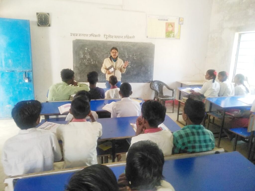 बच्चों के पढ़ाई का निरीक्षण करते प्रखंड शिक्षा प्रसार पदाधिकारी।