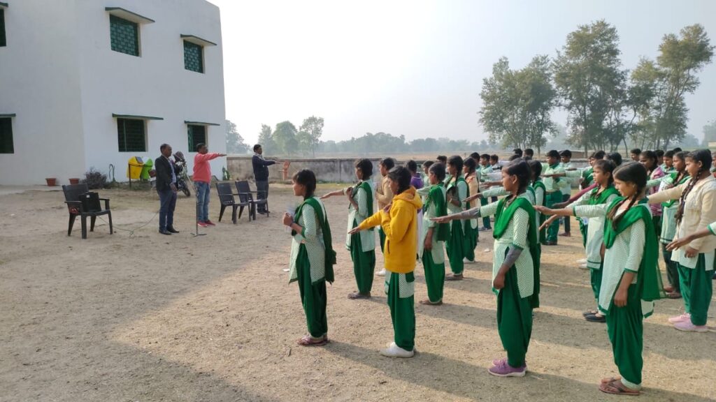 गढ़वा में जिला परिवहन पदाधिकारी ने छात्र एवं छात्राओं को सड़क सुरक्षा के विषय में विस्तृत जानकारी दी।