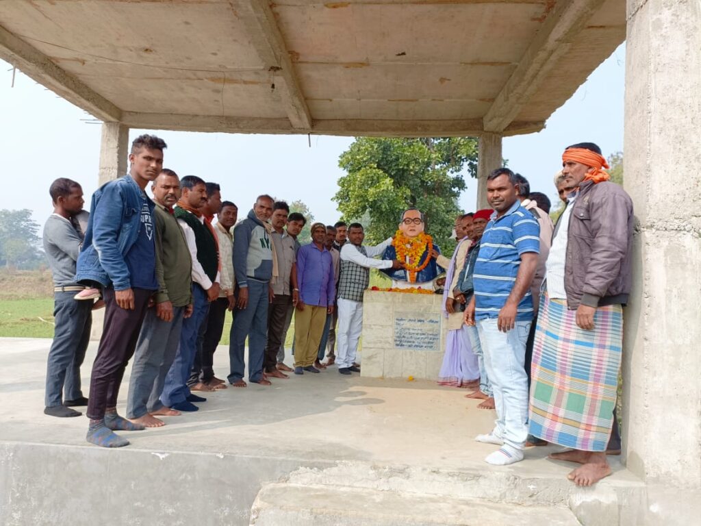 अंबेडकर जी के प्रतिमा पर माल्यार्पण एवं पुष्प अर्पित कर 67 वा महापरिनिर्वाण दिवस मनाया गया।