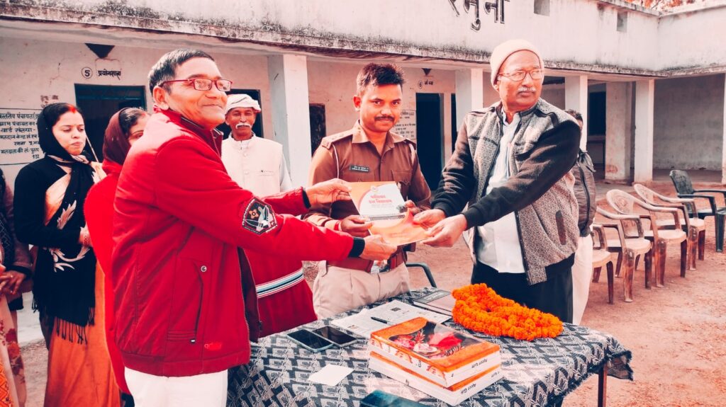 थाना प्रभारी कृष्ण कुमार कुशवाहा ने विद्यालय के पुस्तकालय व वर्ग कक्ष का मुआयना करते हुए छात्राओं से रूबरू होते हुए समस्याओं को जाना।