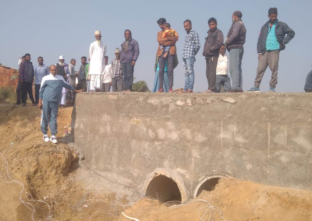 केएन त्रिपाठी ने किया पुल का निरीक्षण, ग्रामीणों ने ठेकेदार पर लगाया पानी बंद करने का आरोप