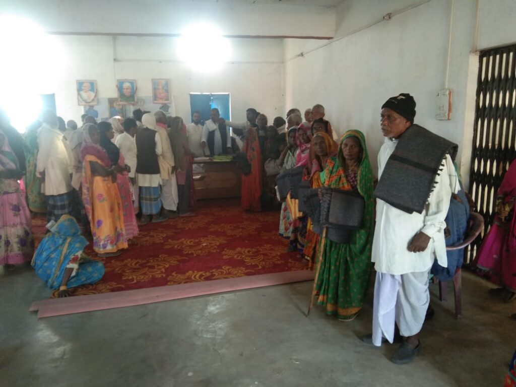 रंका अनुमंडल अंतर्गत रंका प्रखंड के मानपुर पंचायत भवन में मुखिया हसीम अंसारी के अध्यक्षता में कंबल का किया गया वितरण