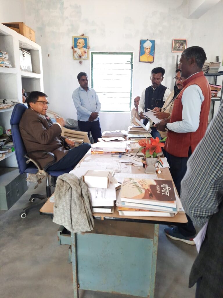 शिक्षा विभाग के उप सचिव भंडरिया प्रखंड के विभिन्न विद्यालयों का औचक निरीक्षण किया।