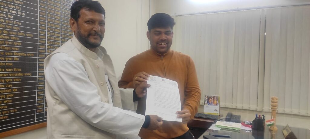 डीसी से वित्तरहित स्कूल के छात्रों को छात्रवृत्ति दिलाने की मांग।