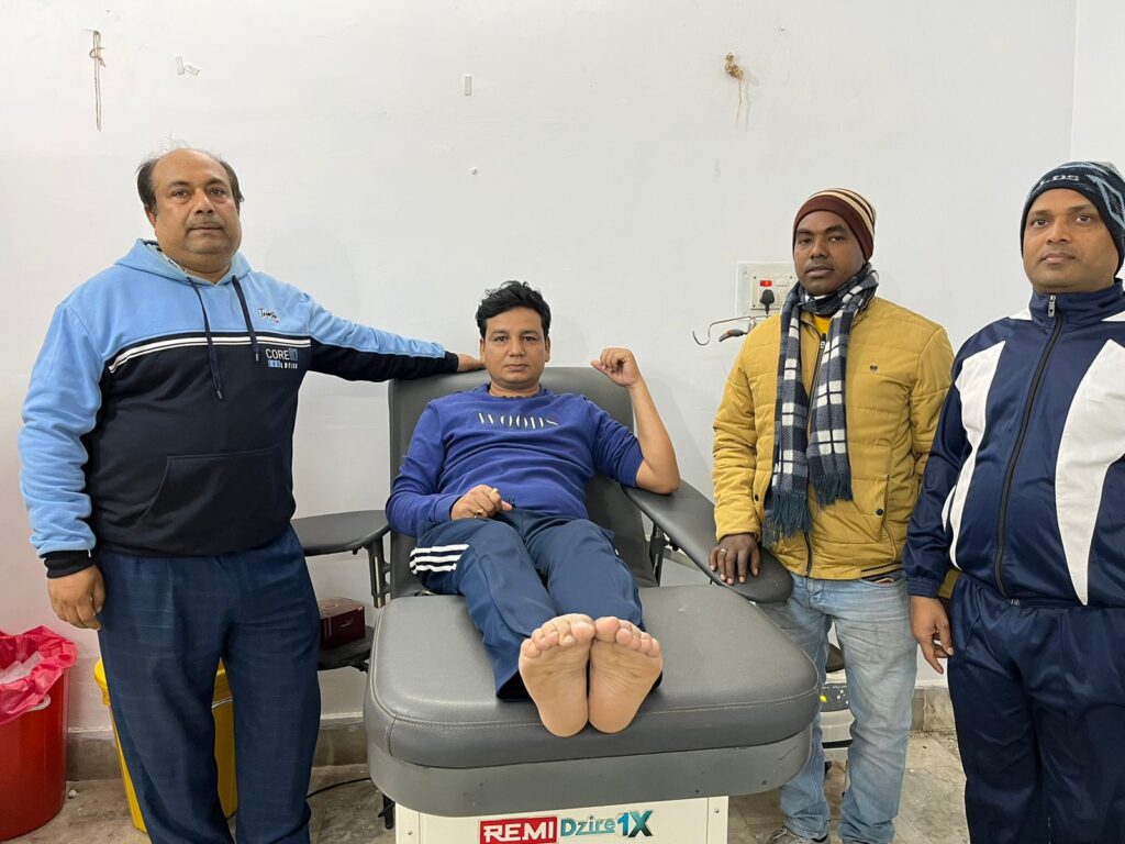 सांसद प्रतिनिधि ने आधी रात में ब्लड बैंक पहुंच कर निस्वार्थ भाव से किया रक्तदान।