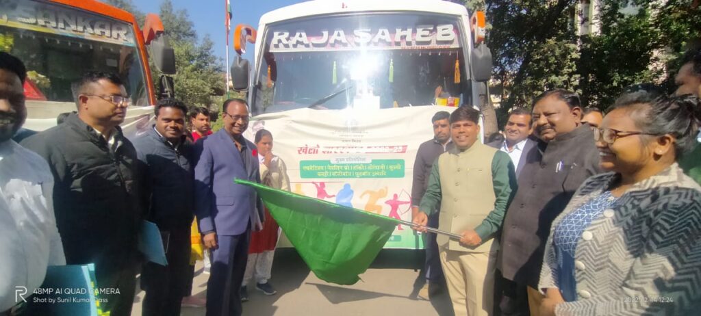 उपायुक्त रमेश घोलप ने हरी झंडी दिखाकर स्कूली बच्चों  (खिलाड़ियों) को प्रतियोगिता में भाग लेने हेतु खेलगांव रांची के लिए किए रवाना।