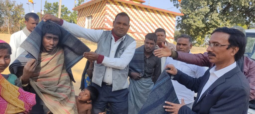 महादलित परिवारों के बीच बीडीओ गणेश महतो ने कंबल का किया वितरण