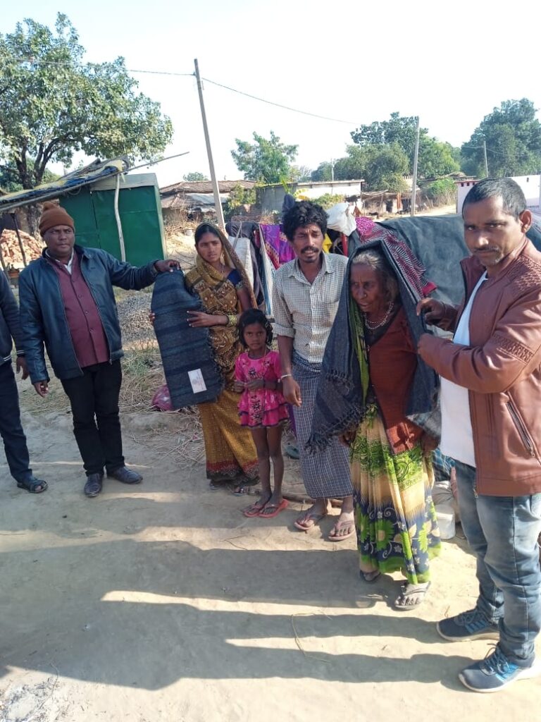 महादलित परिवारों के बीच मुखिया एवं BDC प्रतिनिधि ने कंबल का किया वितरण