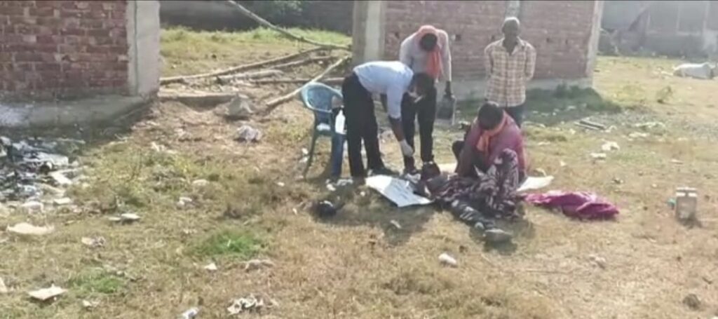 डा. बी शर्मा के द्वारा खेत में लेटाकर कैंसर पीड़ित मरीज का ईलाज करने को लेकर अंचलाधिकारी ने डॉक्टर बी शर्मा को भेजा नोटिस।
