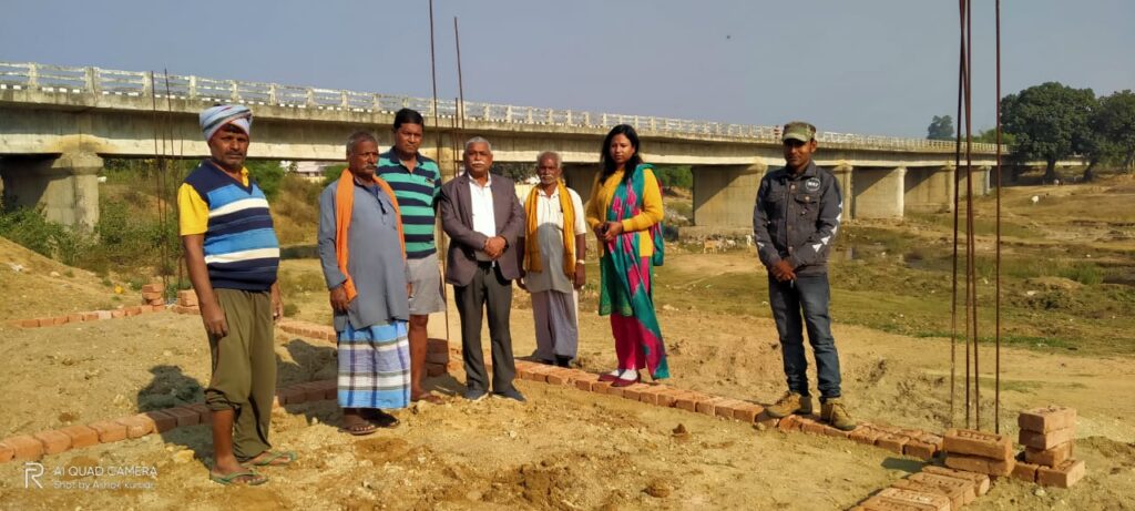 बिशुनपुरा बाकी तट पर बन रहे सूर्य मंदिर को देखने पहुंची अंचलाधिकारी, हर संभव मदद का दिया आश्वासन
