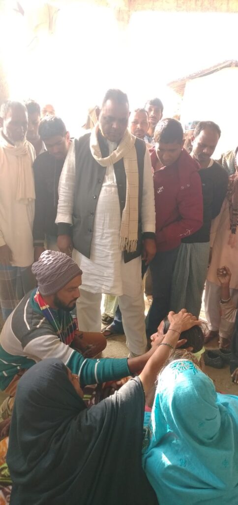 मुखिया, उप मुखिया,बीडीसी एवं वार्ड सदस्य के द्वारा 11500 रुपए का आर्थिक सहयोग व कंबल दिया गया