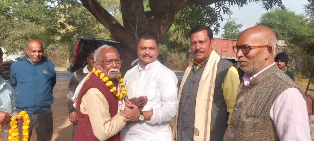 बिश्रामपुर प्रखंड के गुरी में प्रकाश पुस्तकालय के मेंन गेट हुआ शिलान्यास।