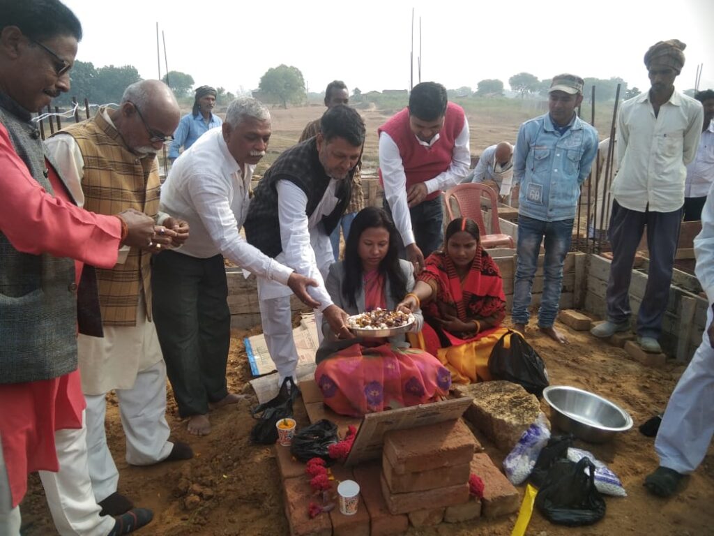 अंचलाधिकारी निधि रजवार के द्वारा पूजा अर्चना कर, सूर्य मंदिर निर्माण का कार्य किया गया प्रारंभ, सैकड़ों ग्रामीण जनता रहे उपस्थित