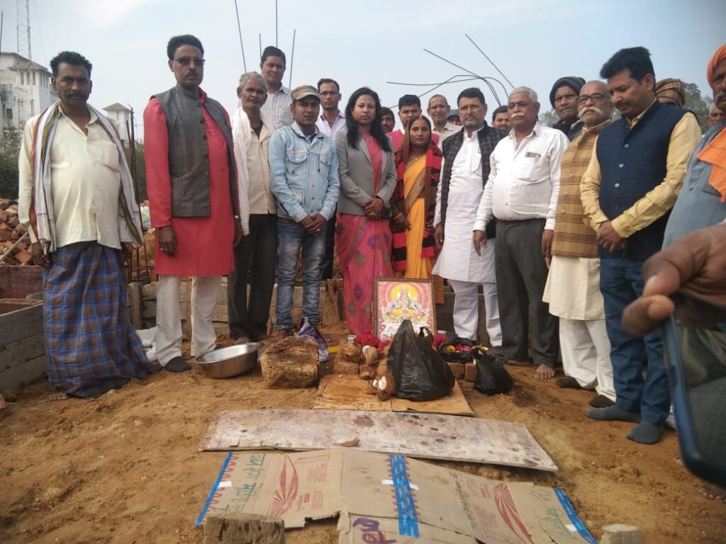 अंचलाधिकारी निधि रजवार ने पूजा अर्चना कर सूर्य मंदिर निर्माण का कार्य किया प्रारंभ!