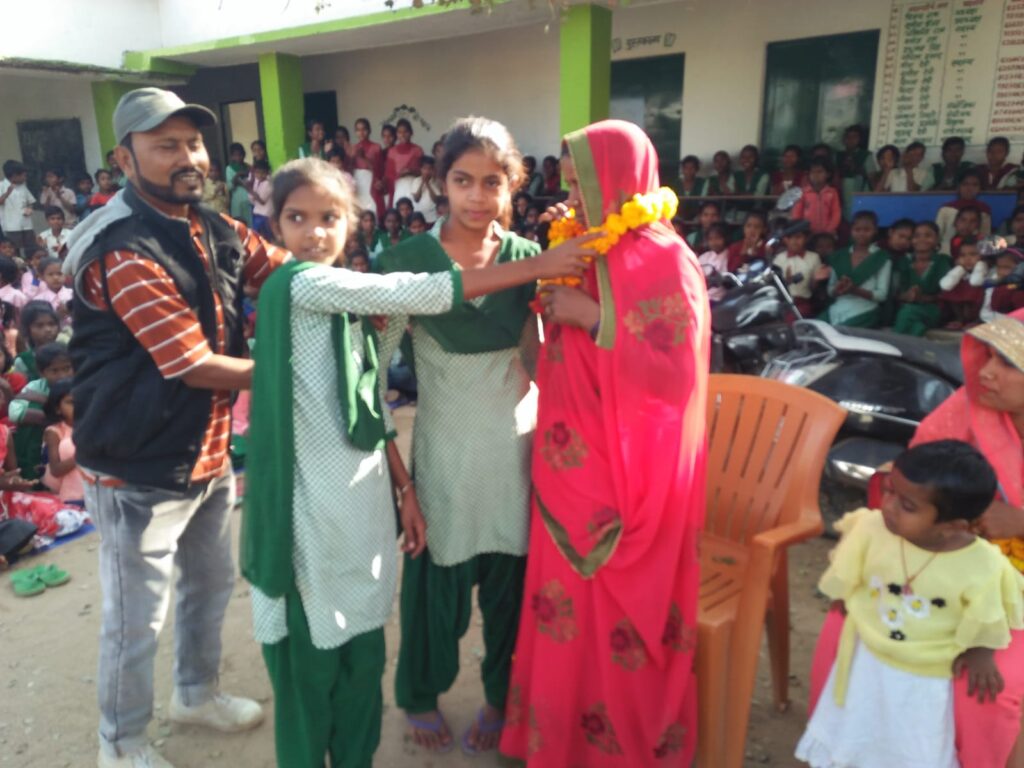 राजकीय मध्य विद्यालय रपुरा के सभी छात्र छात्राएं एवं शिक्षक के बीच मीठा भोजन बनाकर बन भोज मनाया गया