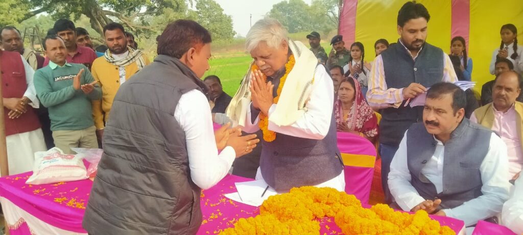 पांडू प्रखंड के तीन पंचायत में संसद संवाद का प्रोग्राम रखा गया इस प्रोग्राम में मुख्य अतिथि लोकप्रिय सांसद विष्णु दयाल राम विशिष्ट अतिथि भाजपा प्रदेश कार्यसमिति के सदस्य एवं युवा दिलों की धड़कन डॉक्टर ईश्वर सागर चंद्रवंशी लोकप्रिय सांसद
