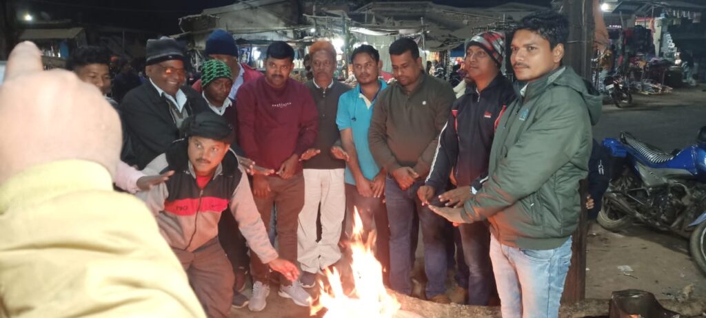मंत्री मिथिलेश ठाकुर के सौजन्य से चौक चौराहे पर अलाव का किया गया व्यवस्था।