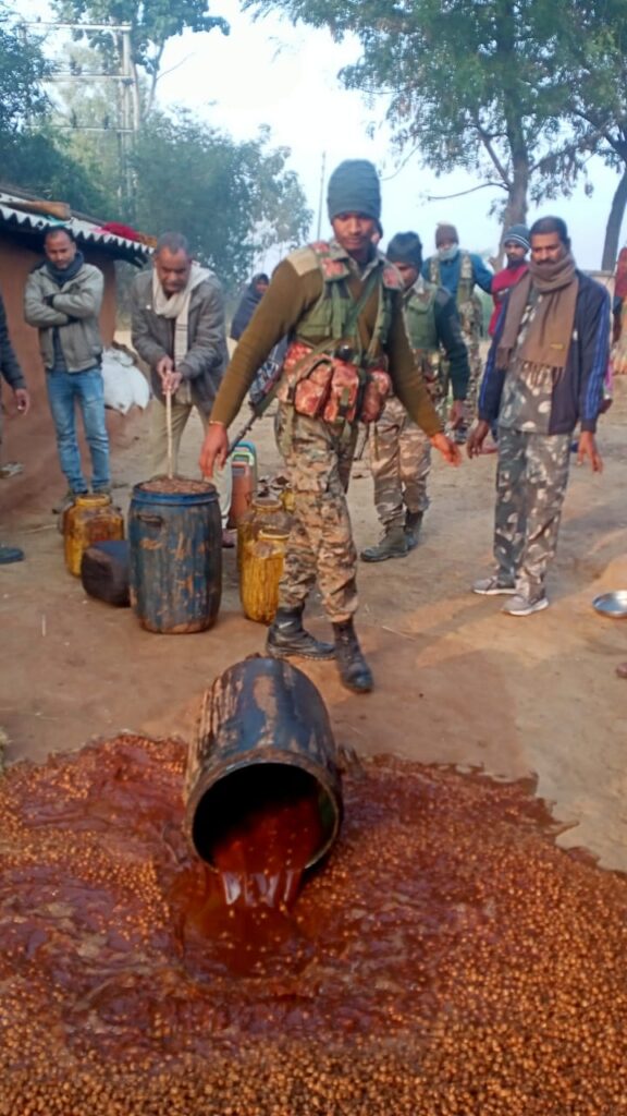 अवैध जावा महुआ को खरौंधी पुलिस ने किया नष्ट
