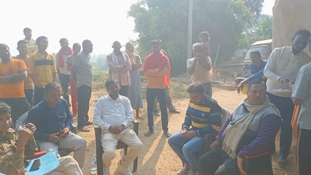 कब्जा कर रह रहे गैरमजरुआ आम भूमि की गई मापी, जल्द होगा अतिक्रमण मुक्त।