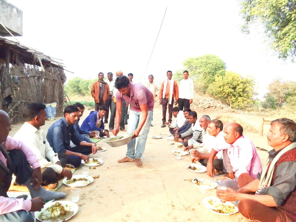 झारखंड मुक्ति मोर्चा के प्रखंड सचिव मिथिलेश राम ने100 लोगो को कराया वनभोज