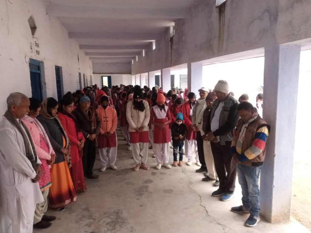 बालिका उच्च विद्यालय रमना में प्रधानमंत्री नरेन्द्र मोदी की माँ हीराबेन की मृत्यु पर शोक सभा का किया गया आयोजन।