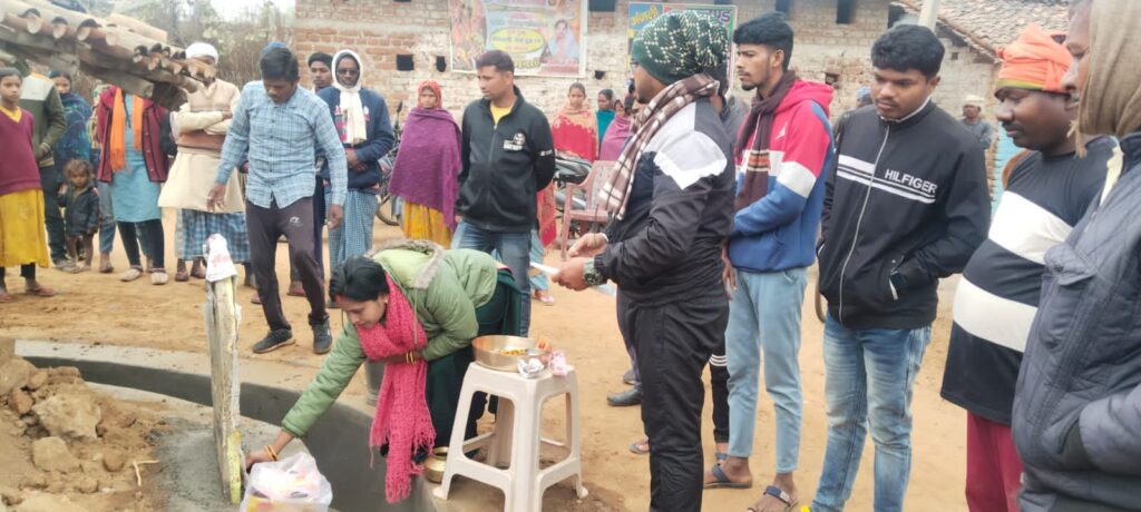 सिलीदाग पंचायत की मुखिया अनीता देवी ने एक लाख 48 हजार की लागत से नाली निर्माण कार्य का रखी आधारशिला।
