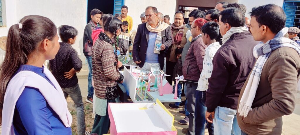 बीआरसी खरौंधी में विज्ञान प्रदर्शनी का आयोजन